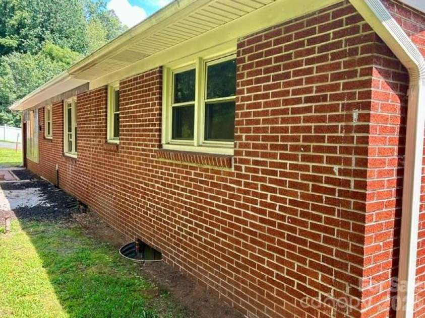 169 Double Island Road, Burnsville, NC 28714.  MLS# CAR4396716, YatesRealty ID 37060. 