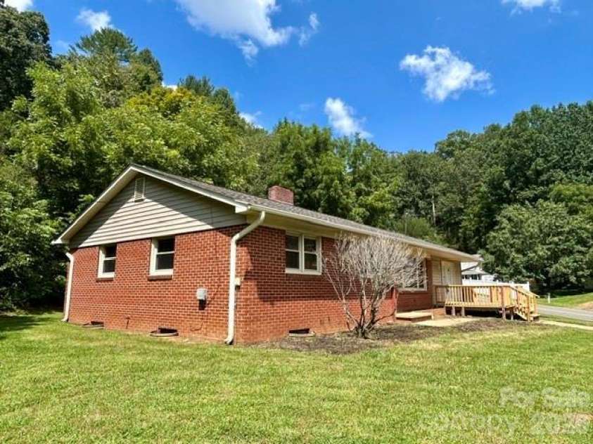 169 Double Island Road, Burnsville, NC 28714.  MLS# CAR4396716, YatesRealty ID 37060. 