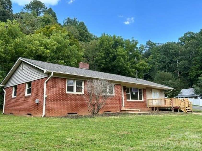 169 Double Island Road, Burnsville, NC 28714.  MLS# CAR4396716, YatesRealty ID 37060. 