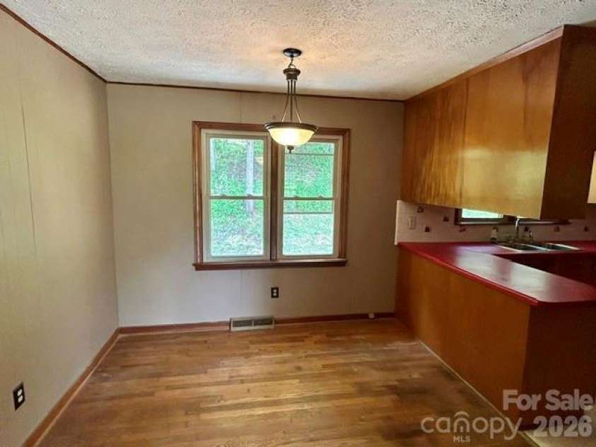 169 Double Island Road, Burnsville, NC 28714.  MLS# CAR4396716, YatesRealty ID 37060. Dining Rm