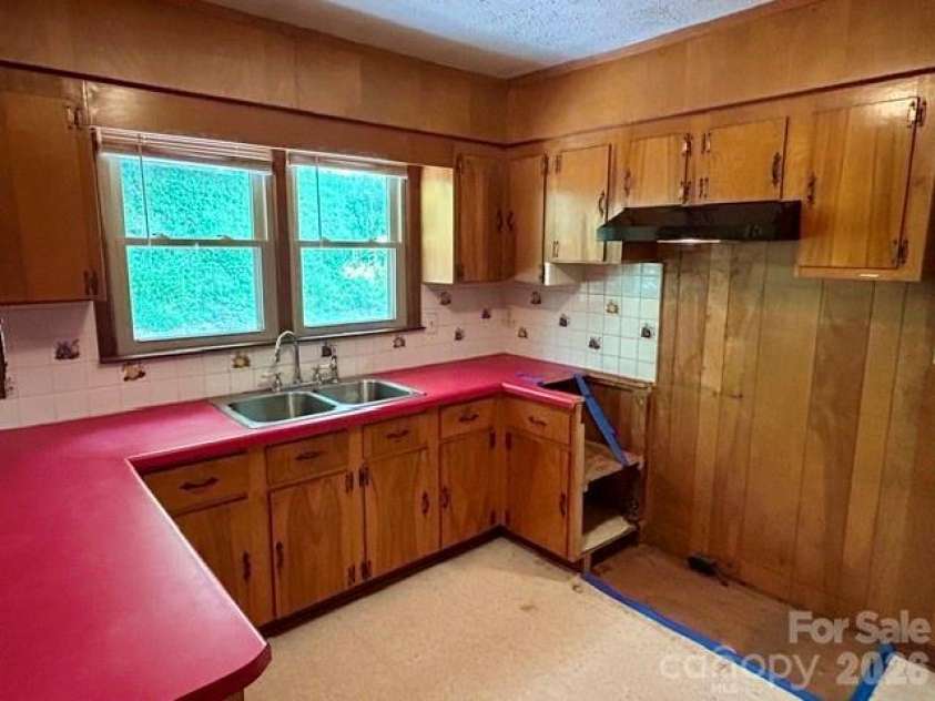 169 Double Island Road, Burnsville, NC 28714.  MLS# CAR4396716, YatesRealty ID 37060. Kitchen