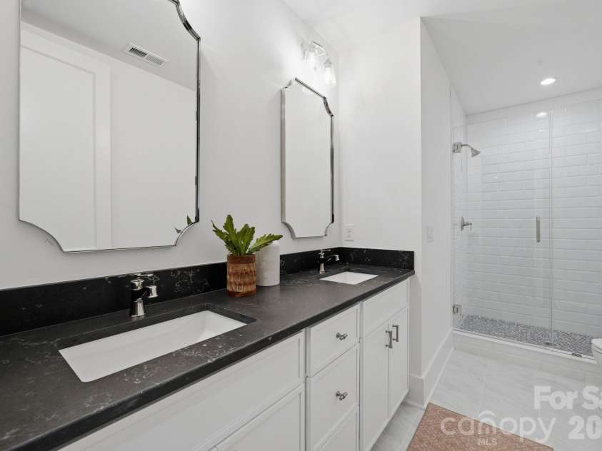 539 Mammoth Oaks Drive, Charlotte, NC 28270.  MLS# CAR4379128, YatesRealty ID 37062. Basement Full Bathroom