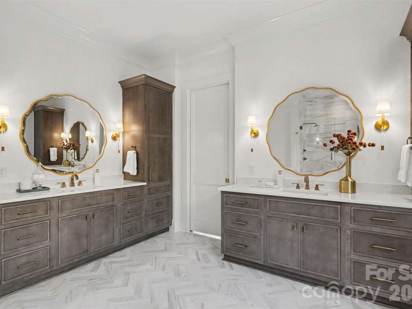 539 Mammoth Oaks Drive, Charlotte, NC 28270.  MLS# CAR4379128, YatesRealty ID 37062. Dual Vanity