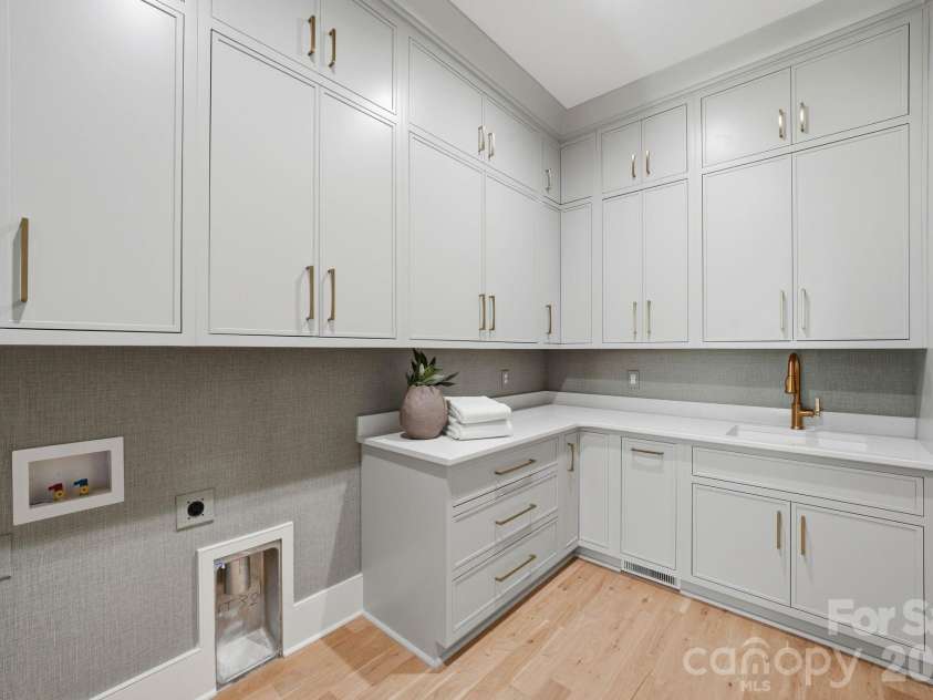539 Mammoth Oaks Drive, Charlotte, NC 28270.  MLS# CAR4379128, YatesRealty ID 37062. Laundry