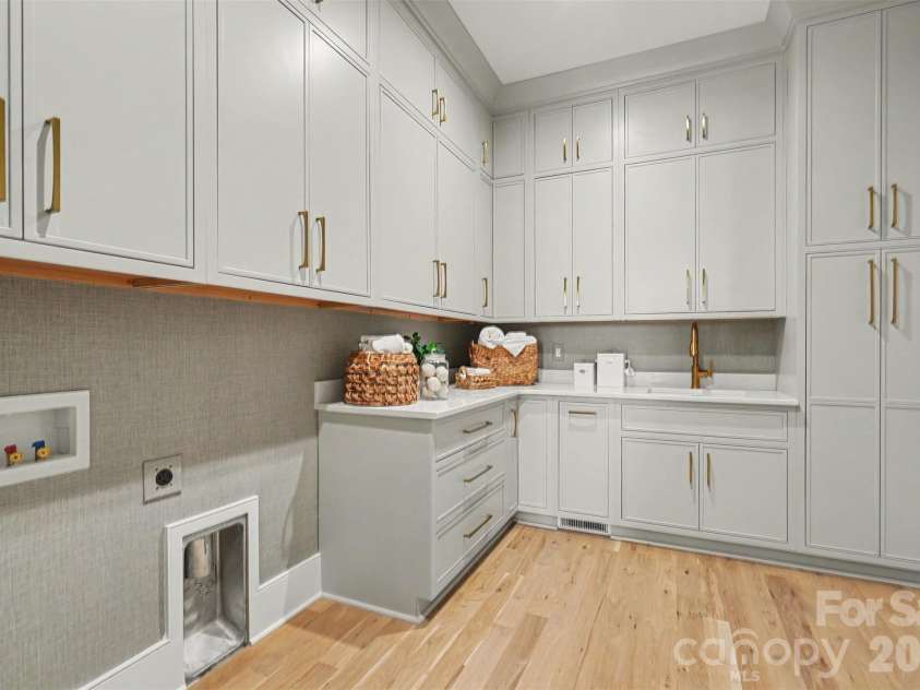 539 Mammoth Oaks Drive, Charlotte, NC 28270.  MLS# CAR4379128, YatesRealty ID 37062. Laundry
