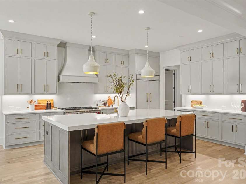 539 Mammoth Oaks Drive, Charlotte, NC 28270.  MLS# CAR4379128, YatesRealty ID 37062. Luxury Kitchen