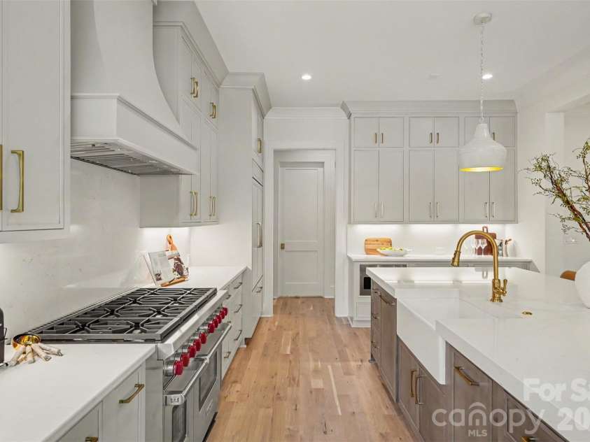 539 Mammoth Oaks Drive, Charlotte, NC 28270.  MLS# CAR4379128, YatesRealty ID 37062. Luxury Kitchen