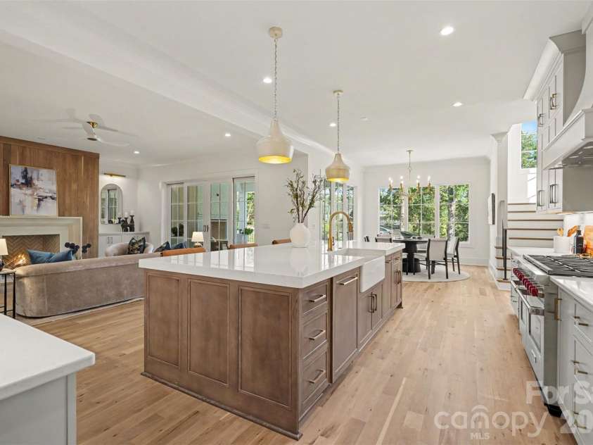 539 Mammoth Oaks Drive, Charlotte, NC 28270.  MLS# CAR4379128, YatesRealty ID 37062. Luxury Kitchen
