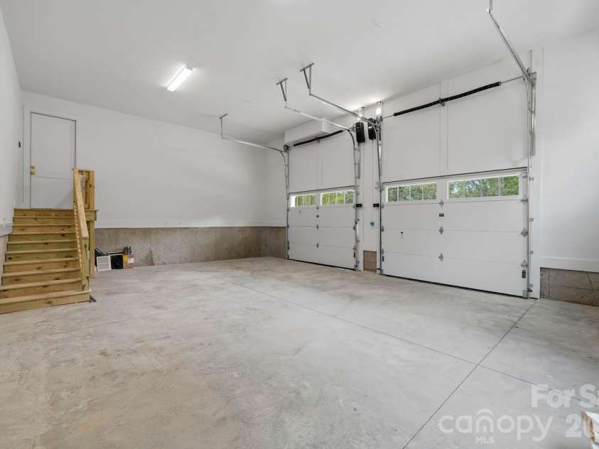 539 Mammoth Oaks Drive, Charlotte, NC 28270.  MLS# CAR4379128, YatesRealty ID 37062. Oversized Garage