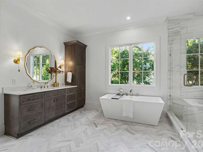 539 Mammoth Oaks Drive, Charlotte, NC 28270.  MLS# CAR4379128, YatesRealty ID 37062. Primary Bath