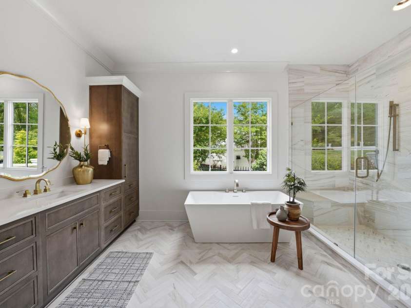 539 Mammoth Oaks Drive, Charlotte, NC 28270.  MLS# CAR4379128, YatesRealty ID 37062. Primary Suite