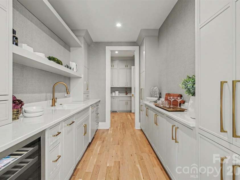 539 Mammoth Oaks Drive, Charlotte, NC 28270.  MLS# CAR4379128, YatesRealty ID 37062. Scullery