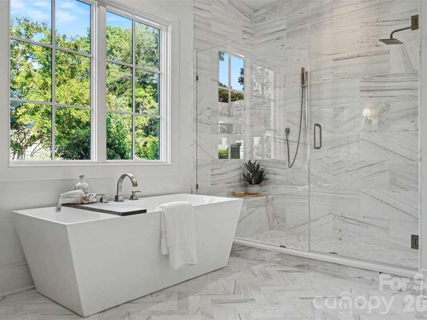 539 Mammoth Oaks Drive, Charlotte, NC 28270.  MLS# CAR4379128, YatesRealty ID 37062. Soaking Tub