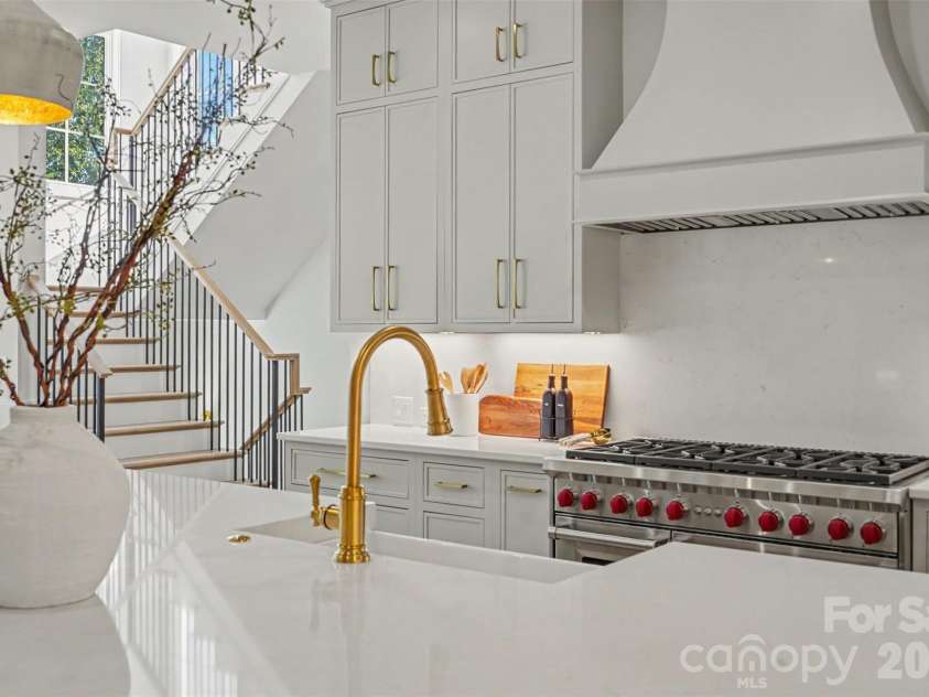 539 Mammoth Oaks Drive, Charlotte, NC 28270.  MLS# CAR4379128, YatesRealty ID 37062. Wolf Range