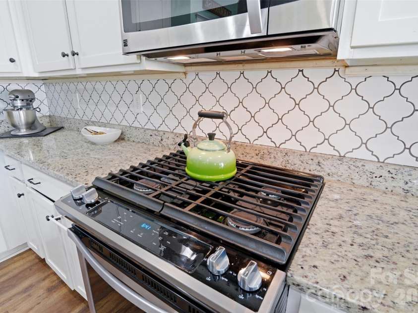 10022 Wrigley Drive, Charlotte, NC 28273.  MLS# CAR4400903, YatesRealty ID 37064. Gas range!