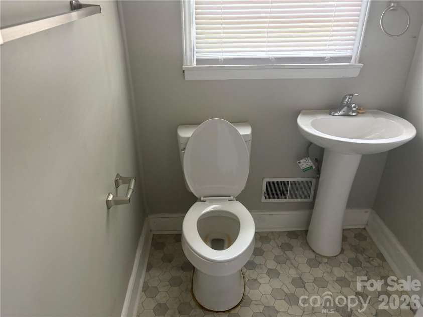 315 Parkview Avenue, Concord, NC 28025.  MLS# CAR4400555, YatesRealty ID 37066. Bathroom