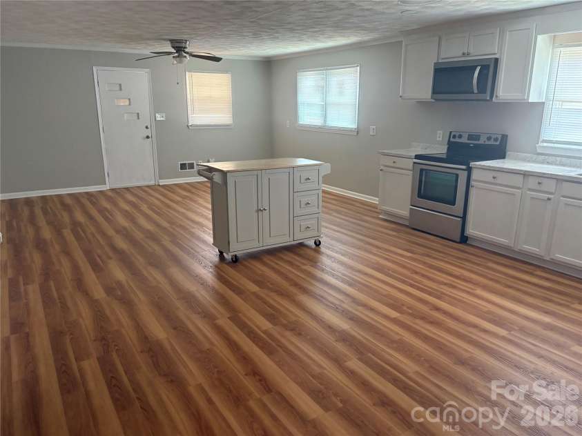 315 Parkview Avenue, Concord, NC 28025.  MLS# CAR4400555, YatesRealty ID 37066. Eat In Kitchen