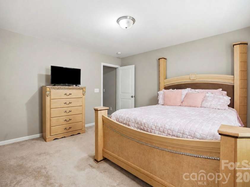 11608 Galashiels Drive, Huntersville, NC 28078.  MLS# CAR4398231, YatesRealty ID 37067. 
