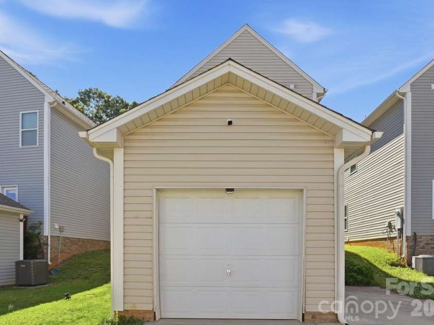 11608 Galashiels Drive, Huntersville, NC 28078.  MLS# CAR4398231, YatesRealty ID 37067. 