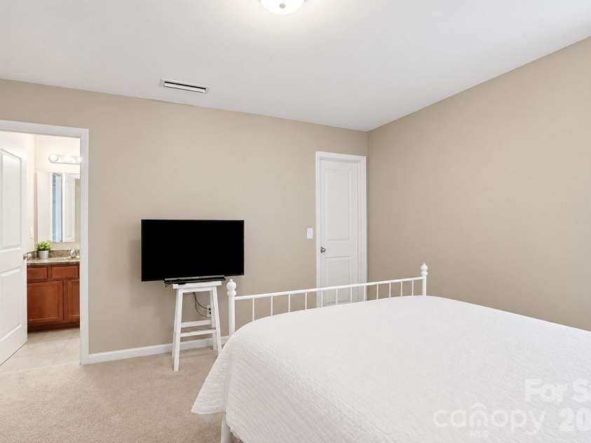 11608 Galashiels Drive, Huntersville, NC 28078.  MLS# CAR4398231, YatesRealty ID 37067. 