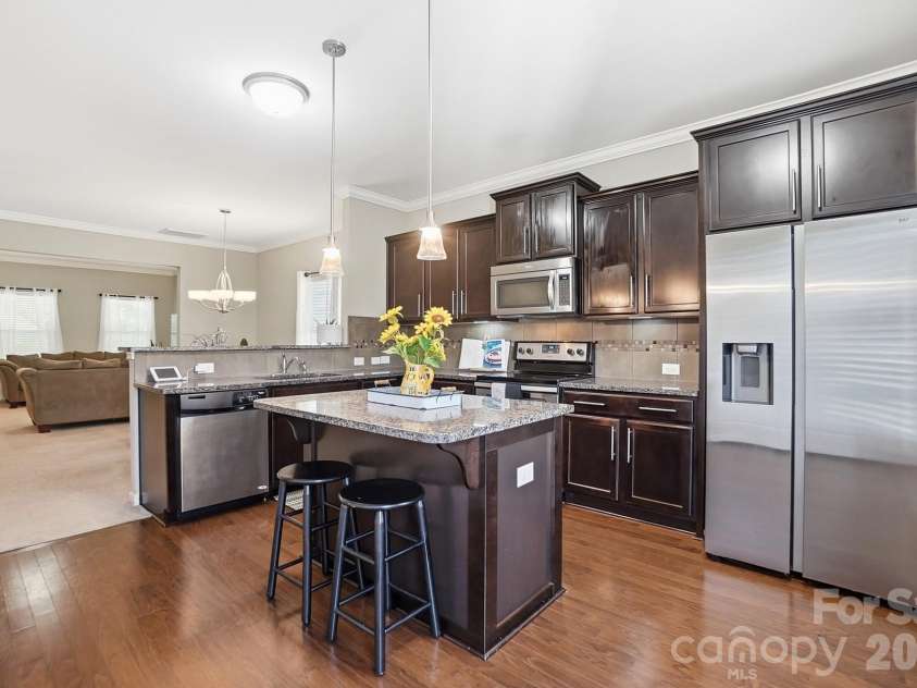 11608 Galashiels Drive, Huntersville, NC 28078.  MLS# CAR4398231, YatesRealty ID 37067. Granite countertops and ample prep space.