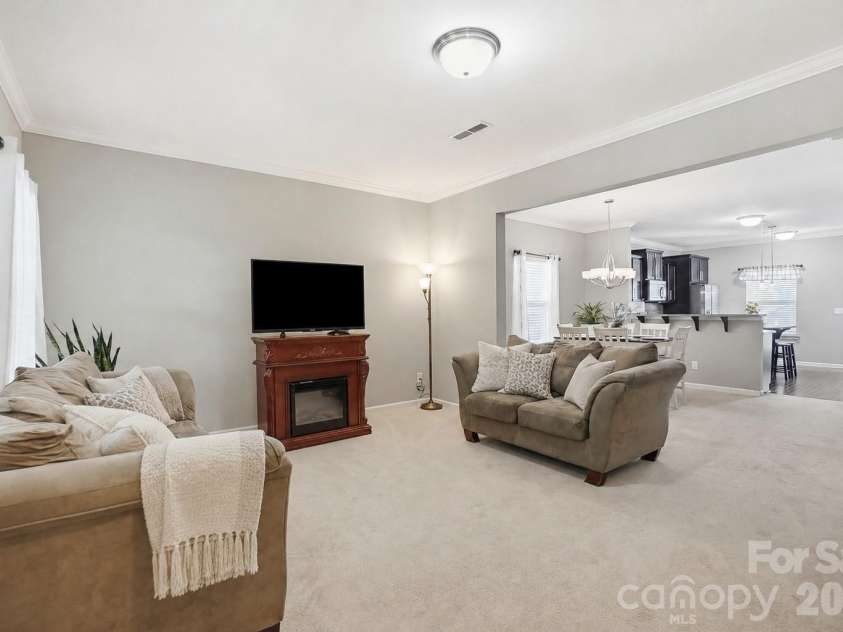 11608 Galashiels Drive, Huntersville, NC 28078.  MLS# CAR4398231, YatesRealty ID 37067. The family room flows seamlessly into the dining area and kitchen.