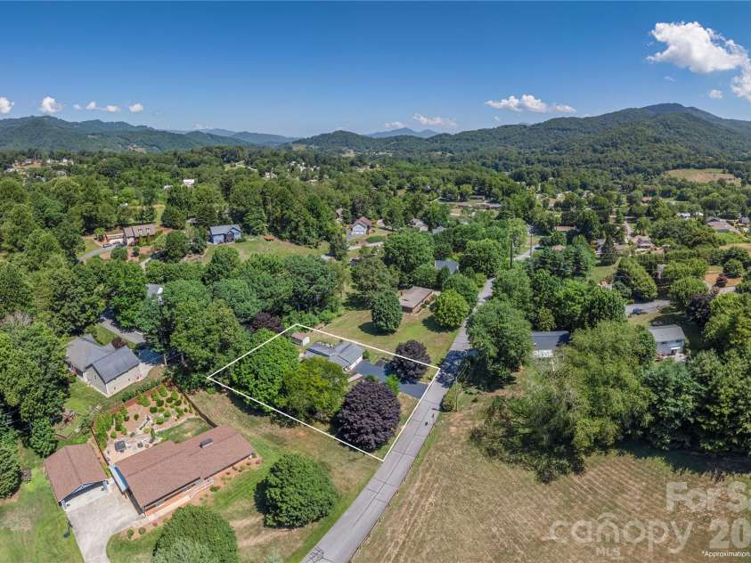 258 Camelot Drive, Clyde, NC 28721.  MLS# CAR4402373, YatesRealty ID 37069. 