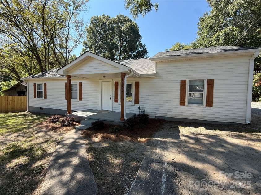 1555 Collinston Drive, Gastonia, NC 28052.  MLS# CAR4304198, YatesRealty ID 3707. 