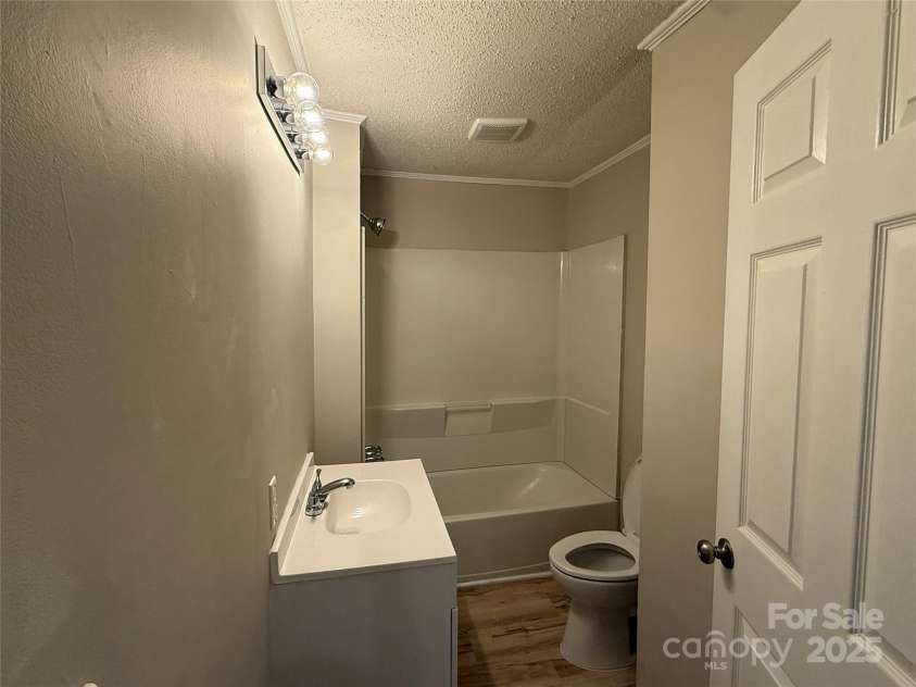 1555 Collinston Drive, Gastonia, NC 28052.  MLS# CAR4304198, YatesRealty ID 3707. General Full Bath