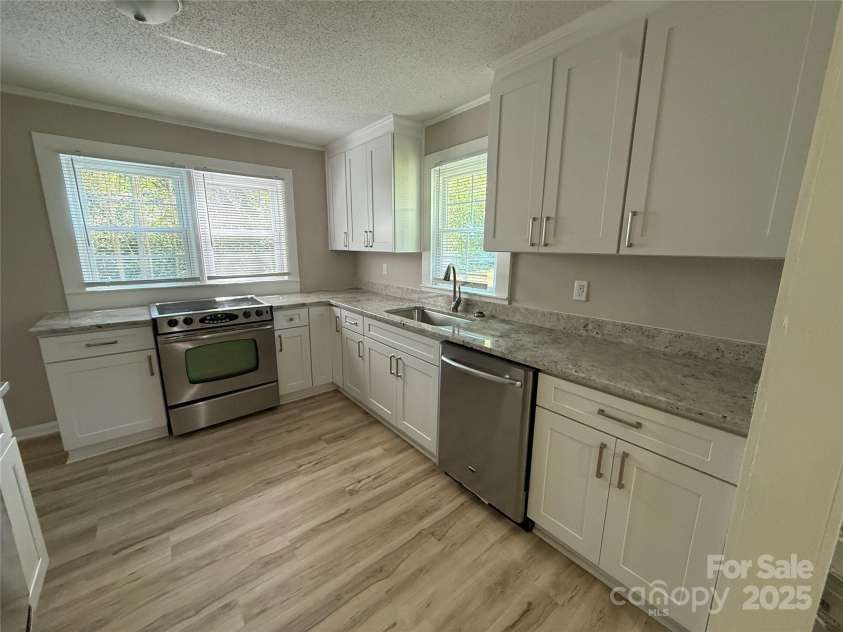 1555 Collinston Drive, Gastonia, NC 28052.  MLS# CAR4304198, YatesRealty ID 3707. Kitchen 