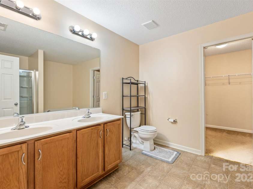 3005 Woodbluff Drive, Greensboro, NC 27406.  MLS# CAR4224024, YatesRealty ID 3707. Second level primary bath