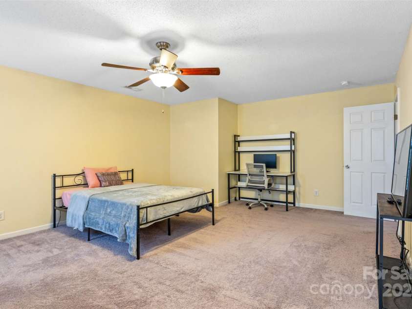 3005 Woodbluff Drive, Greensboro, NC 27406.  MLS# CAR4224024, YatesRealty ID 3707. Second level primary bedroom