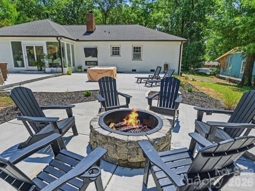 1401 Worcaster Place, Charlotte, NC 28211.  MLS# CAR4399075, YatesRealty ID 37070. Firepit