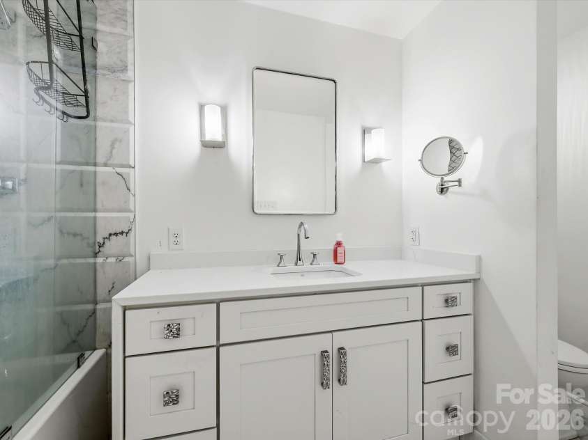 1401 Worcaster Place, Charlotte, NC 28211.  MLS# CAR4399075, YatesRealty ID 37070. Full bath
