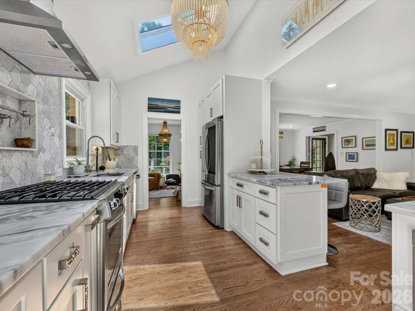 1401 Worcaster Place, Charlotte, NC 28211.  MLS# CAR4399075, YatesRealty ID 37070. Kitchen