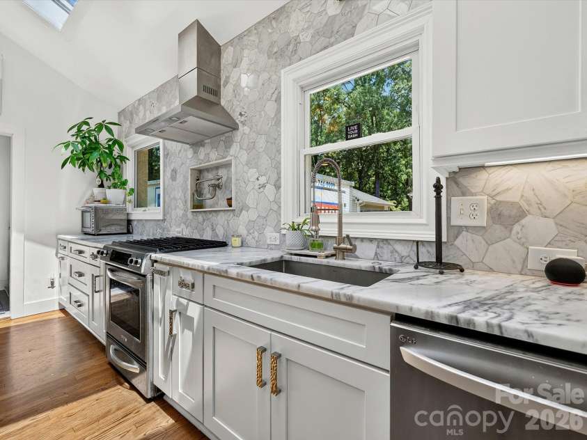 1401 Worcaster Place, Charlotte, NC 28211.  MLS# CAR4399075, YatesRealty ID 37070. Kitchen