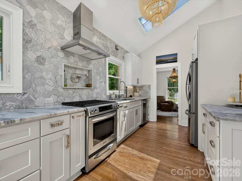 1401 Worcaster Place, Charlotte, NC 28211.  MLS# CAR4399075, YatesRealty ID 37070. Kitchen