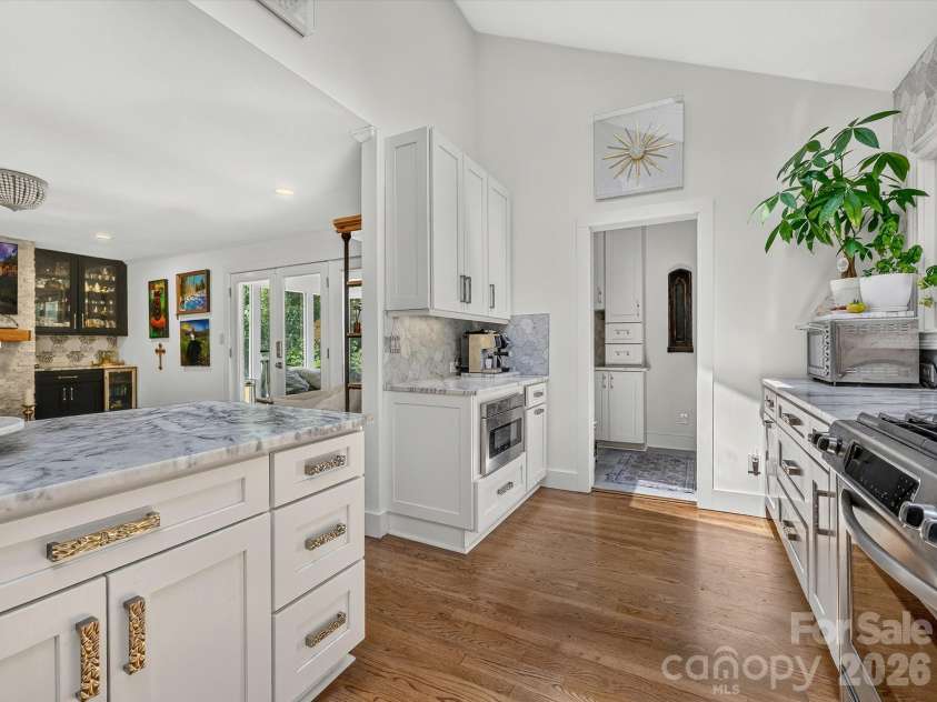 1401 Worcaster Place, Charlotte, NC 28211.  MLS# CAR4399075, YatesRealty ID 37070. Kitchen