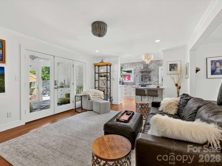 1401 Worcaster Place, Charlotte, NC 28211.  MLS# CAR4399075, YatesRealty ID 37070. Living room