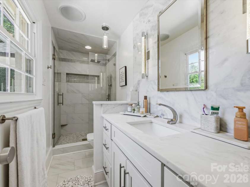 1401 Worcaster Place, Charlotte, NC 28211.  MLS# CAR4399075, YatesRealty ID 37070. Primary bathroom