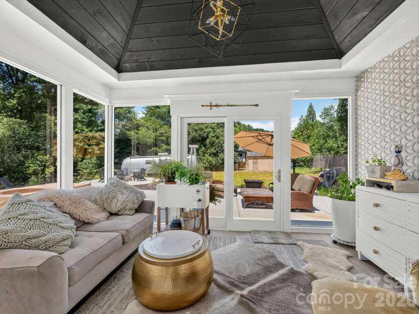 1401 Worcaster Place, Charlotte, NC 28211.  MLS# CAR4399075, YatesRealty ID 37070. Sunroom
