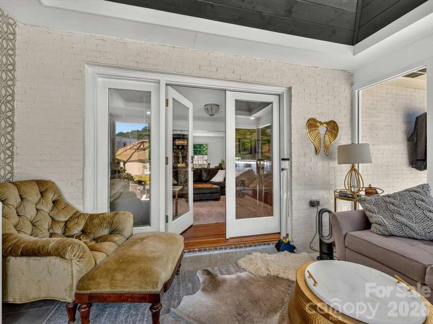 1401 Worcaster Place, Charlotte, NC 28211.  MLS# CAR4399075, YatesRealty ID 37070. Sunroom