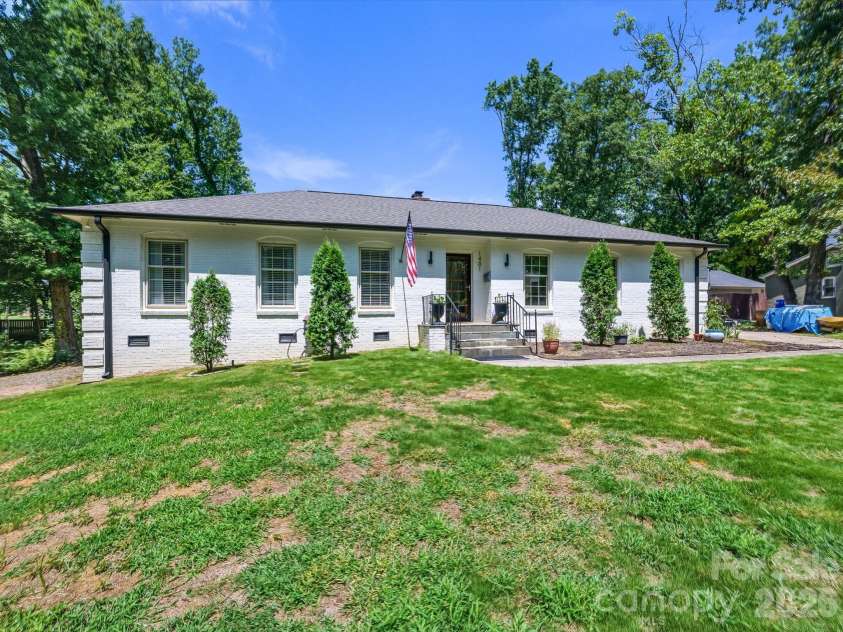 1401 Worcaster Place, Charlotte, NC 28211.  MLS# CAR4399075, YatesRealty ID 37070. Welcome home!