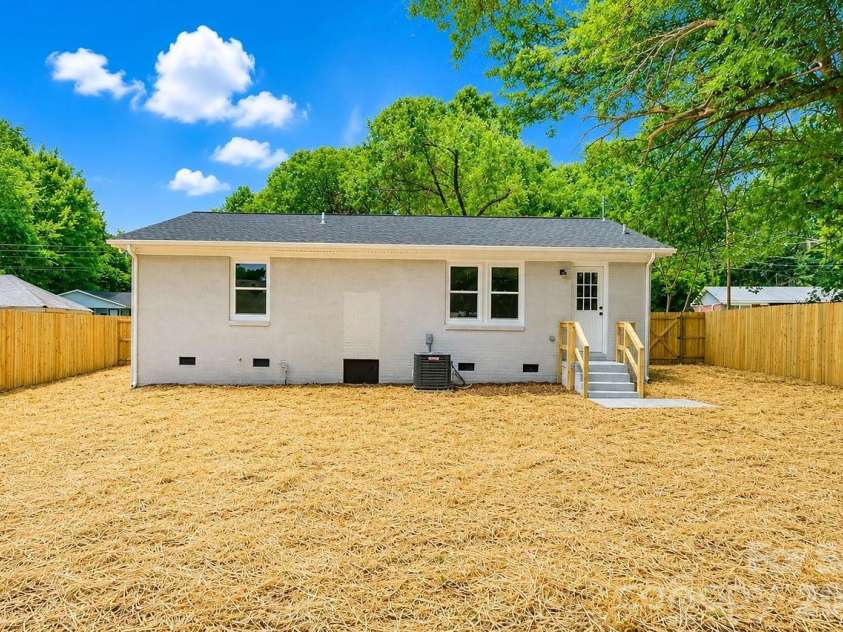 2513 Westgrove Drive, Charlotte, NC 28208.  MLS# CAR4400405, YatesRealty ID 37074. 