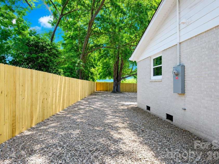 2513 Westgrove Drive, Charlotte, NC 28208.  MLS# CAR4400405, YatesRealty ID 37074. 