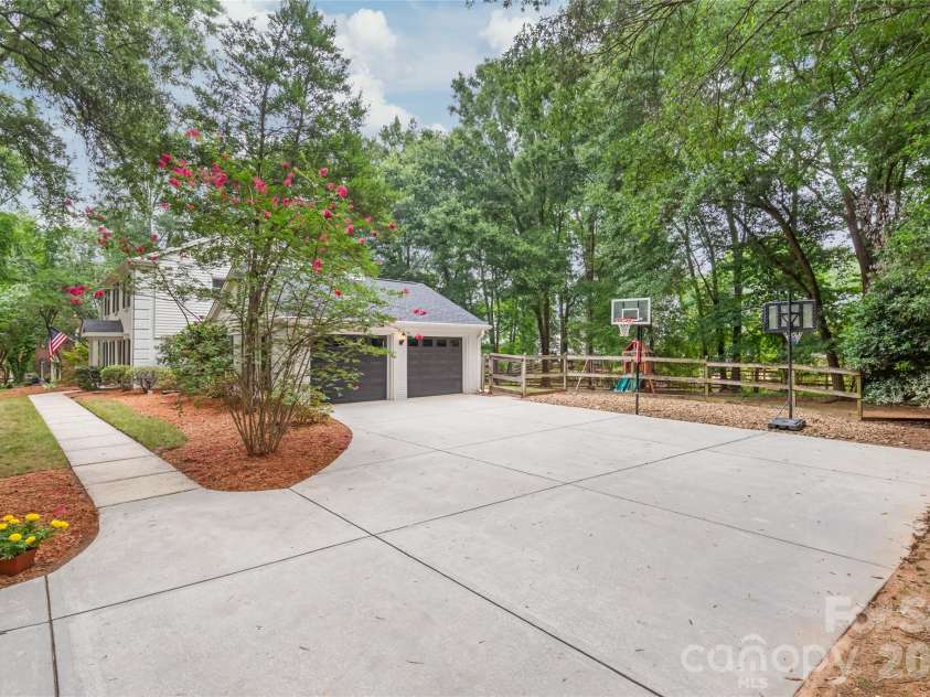 8711 Houston Ridge Road, Charlotte, NC 28277.  MLS# CAR4402954, YatesRealty ID 37077. 
