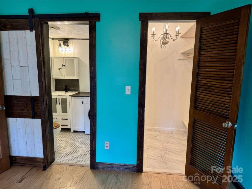 427 6th Avenue, Hendersonville, NC 28739.  MLS# CAR4208165, YatesRealty ID 3708. Primary suite includes walk-in closet and half-bath.