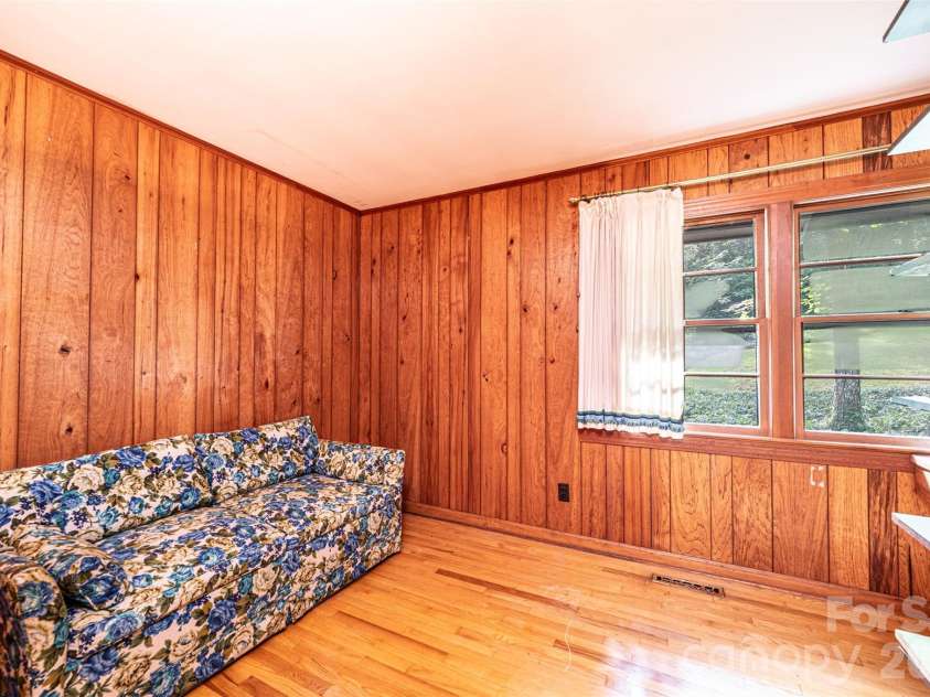 917 Cherokee Place, Lenoir, NC 28645.  MLS# CAR4398426, YatesRealty ID 37082. 3rd Brm