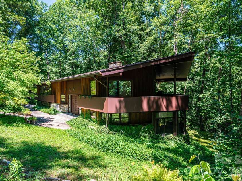 917 Cherokee Place, Lenoir, NC 28645.  MLS# CAR4398426, YatesRealty ID 37082. 