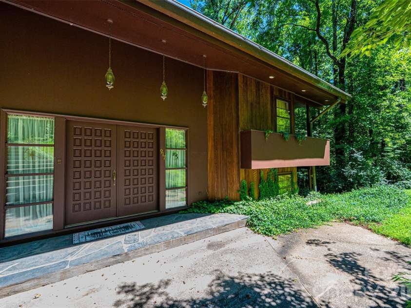 917 Cherokee Place, Lenoir, NC 28645.  MLS# CAR4398426, YatesRealty ID 37082. 